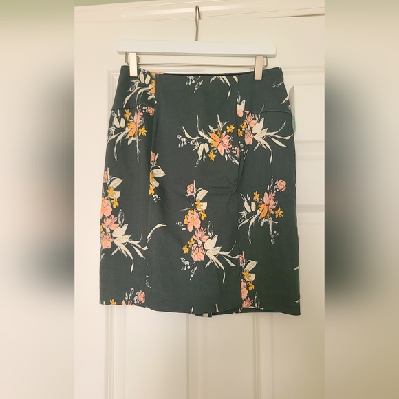 Lysse - Charity Pencil Skirt - Picture 2 of 6